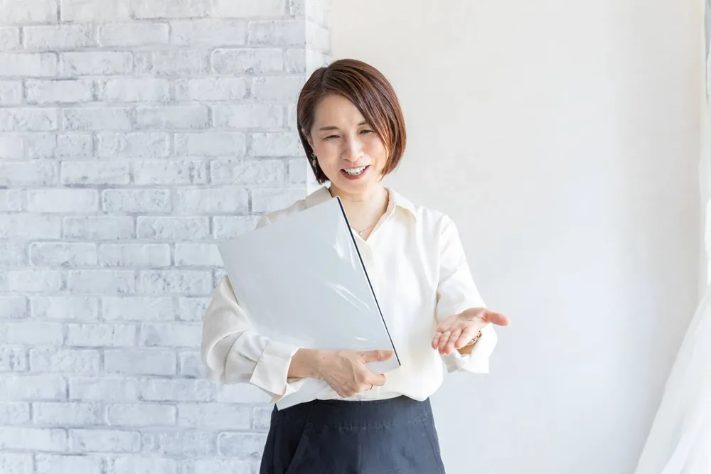 吉村祐子が相談者と対話している様子