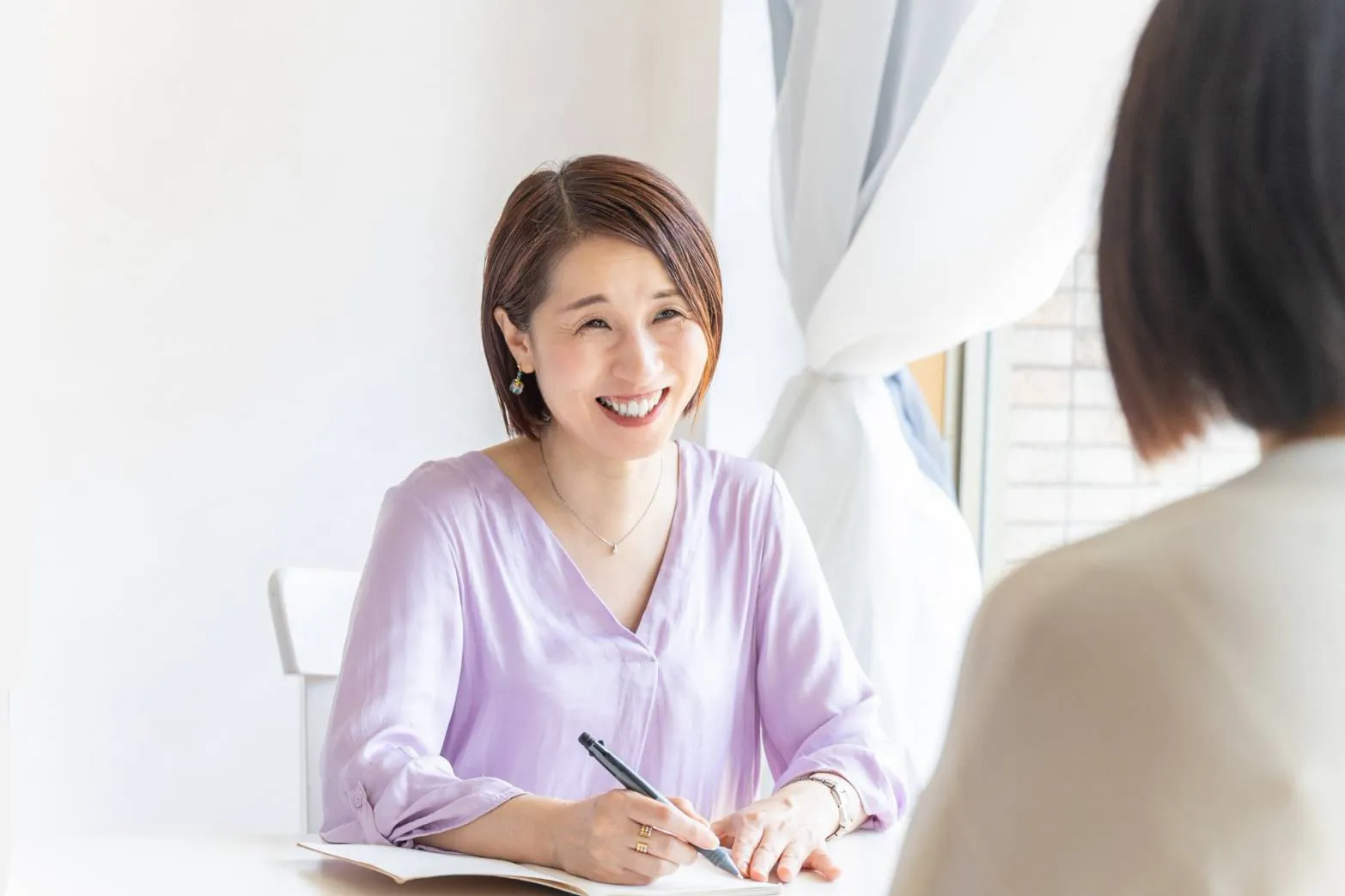 個別セッションで笑顔で対話する吉村祐子